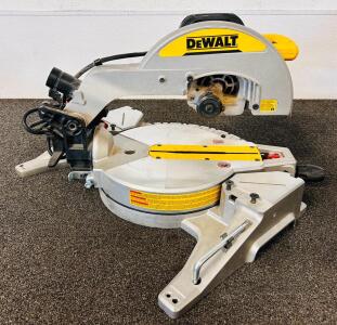 DeWalt DWS715 12" Compound Miter Saw, 15 Amp. Powers On Works Great
