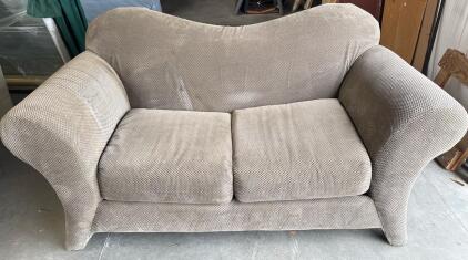 Green Loveseat H 3&rsquo; 2&rdquo; W 6&rsquo; L 3&rsquo;