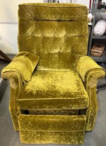 Vintage Green Recliner H 3&rsquo; 3&rdquo; W 2&rsquo; 9&rdquo; L 2&rsquo; 10&rdquo;