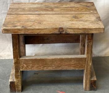 Wooden Endtable H 1&rsquo; 7&rdquo; W 2&rsquo; L 1&rsquo; 8&rdquo;