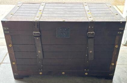 Vintage Trunk H 1&rsquo; 8&rdquo; W 2&rsquo; 8&rdquo; L 1&rsquo; 6&rdquo;