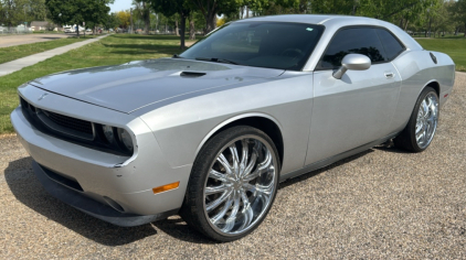 2010 DODGE CHALLENGER - AFTERMARKET 22" WHEELS!