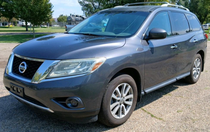 2014 NISSAN PATHFINDER - 4X4!