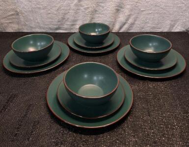 (1) 12-Piece FAMIWARE Ceramic Dinnerware Set, Venus Series