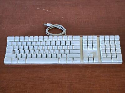 Vintage Wired Apple Keyboard - Model: A1048