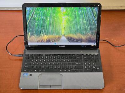 Toshiba Satellite L855-S5163 Laptop w/ Charger