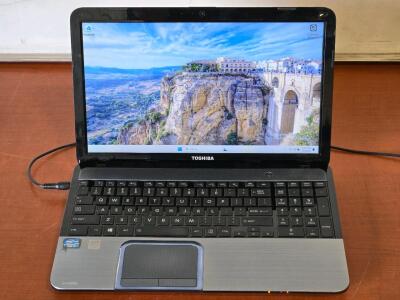 Toshiba Satellite L855-S5165 Laptop w/ Charger