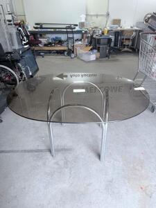 (1) Glass Table 41.5&rdquo;x53&rdquo;x28&rdquo;
