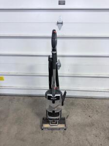 (1) Shark Navigator Lift-Away Upright Vacuum Cleaner