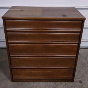 32"x 17"x 35&frac14;" Owosso Wooden 5-Drawer Dresser