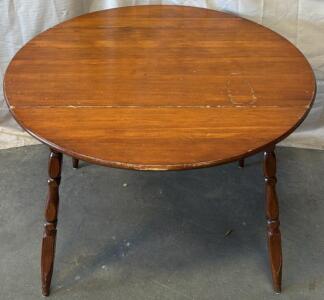 Wooden Circular Drop-Leaf Table / 41.5&rdquo; L x 41.5&rdquo; W x 29.5&rdquo; H
