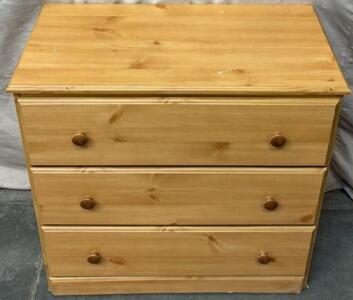 Modern Wooden Dresser / 16&rdquo; L x 31.5&rdquo; W x 32&rdquo; H
