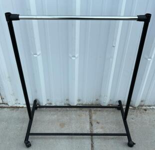 Plastic Rolling Clothing Rack / 33.5&rdquo; L x 41&rdquo; H