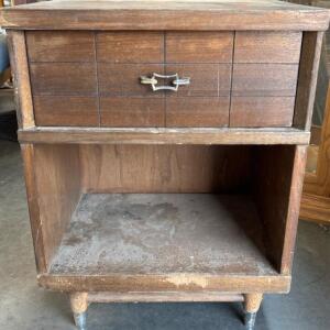 Vintage Endtable H 2&rsquo; 2&rdquo; W 1&rsquo; 8&rdquo; L 1&rsquo; 3&rdquo;