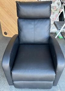 Comfy Black Leather Recliner H 3&rsquo; 1&rdquo; W 2&rsquo; 2.5&rdquo; L 2&rsquo; 6&rdquo;