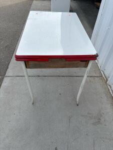 Vintage Extendable Table H 2&rsquo; 6&rdquo; W 3&rsquo; 3.5&rdquo; L 3&rsquo; 9.5&rdquo;