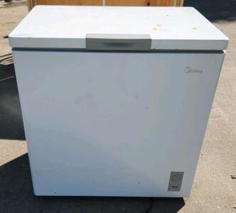 Midea MRC07M5AWW Chest Freezer, 7.0 cu. Ft Capacity, R600a Refrigerant