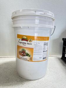 (1) 18lbs (8.16kg) Large Pail Of Augason Farms Vegetable Stew Blend.