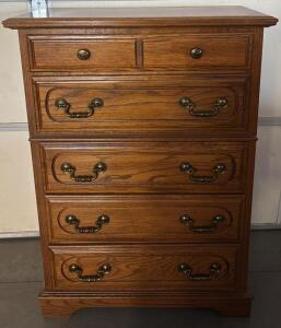 Beautiful 5-Drawer Dresser / 17&rdquo; L x 34&rdquo; W x 48&rdquo; H