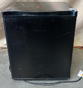 Hisense Mini Fridge H 1&rsquo; 8&rdquo; W 1&rsquo; 5&rdquo; L 1&rsquo; 6.5&rdquo;