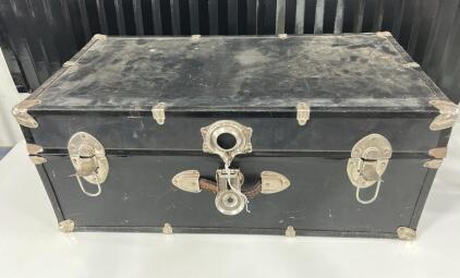 (1) Vintage Vacationer Luggage Trunk