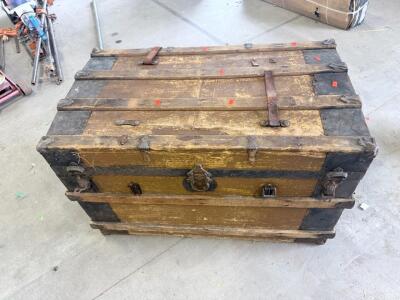 (1) Vintage Wooden Trunk/Case