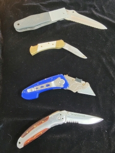 Knife Lot( 1) Winchester (3" blade), (1) white knife (2" blade), (1) blue box cutter, (1) 4" blade, black