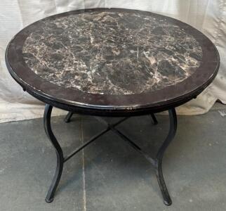 Beautiful Outdoor Roundtable / 42&rdquo; LW x 30&rdquo; H