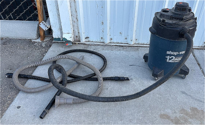 12 Gallon Shop Vac With (2) Extra Hoses