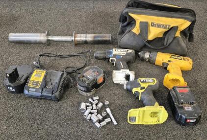 Dewalt Bag, Dewalt Screw Driver, Ryobi Screw Driver, Hart Screw Driver, Charger, Batteries (18V, 14V), Sockets, Olympic Dumbbell Handle.