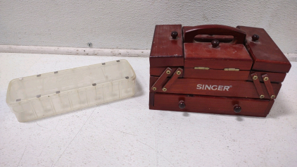 (1) 8&frac12;"x 5"x 5&frac12;" Vintage Singer Wooden Expandable Sewing Box w/ (20+) Assorted String Colors & (1) 9"x 3"x 2" String Roll Holder Plastic Box
