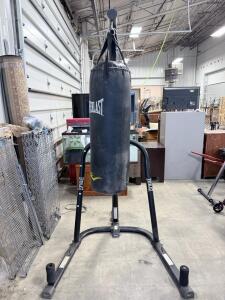 (1) Everlast 100lbs Nevatear Heavy Bag Kit