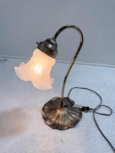(1) Vintage Flower Lamp