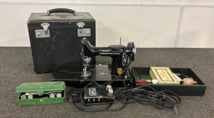 (1) Singer Featherweight Sewing Machine