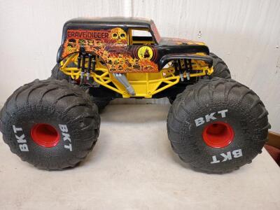Proline Grave Digger 1/10 Remote Control Monster Truck (w/Out Remote Control)