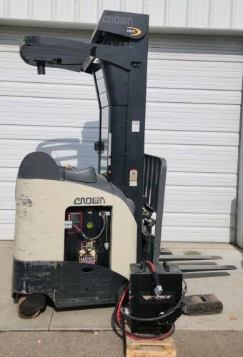 Crown RR5220-45 Electric Forklift, 4,065 lbs Capacity, 36V Battery. RUNS WELL SERVICED EVERY 3 MONTHS