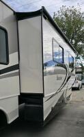 2014 FLEETWOOD BOUNDER MOTORHOME - ONLY 15,000 MILES - 4
