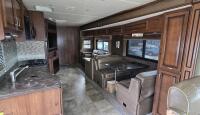 2014 FLEETWOOD BOUNDER MOTORHOME - ONLY 15,000 MILES - 8