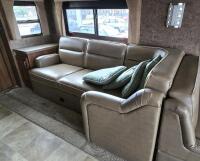 2014 FLEETWOOD BOUNDER MOTORHOME - ONLY 15,000 MILES - 10