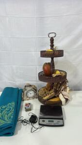 (1) Natural Agate Clock (1) Digi Weigh Digital Scale (1) Uno H2O Card Game (1) 3 Tier Fall Decor