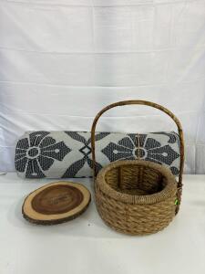 (1) 11&rsquo;6&rdquo;x 8&rsquo;9&rdquo; Rv Mat (1) Wooden Weave Basket (1) Wooden Table Decor