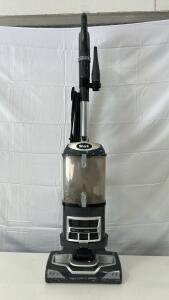 (1) Shark Navigator Lift-Away Vacuum Cleaner