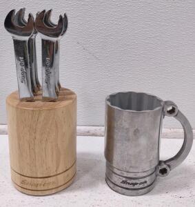 (1) 4"x 4"x 10" Snap-On Tools 6-Piece Stainless Steel Steak Knife Set w/ a Wooden Block & (1) 5&frac12;"x 3&frac12;"x 5" Snap-On Tools 5/8 SF201 Socket Beer/Coffee Mug Stein