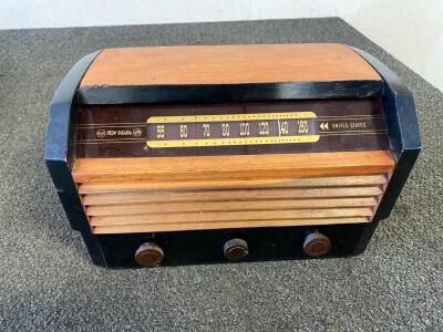 Vintage RCA Victor Cobsole Tube Radio Model 56X3 (Unable To Test), And Yamaha Natural Sound DVD Player (Works)