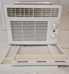 GE Window Air Conditioner 16"X15"X13" With 2 Extendable Side Panels, Like New