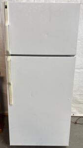 Hotpoint Refrigerator H 5&rsquo; 4&rdquo; W 2&rsquo; 4&rdquo; L 2&rsquo; 4&rdquo;