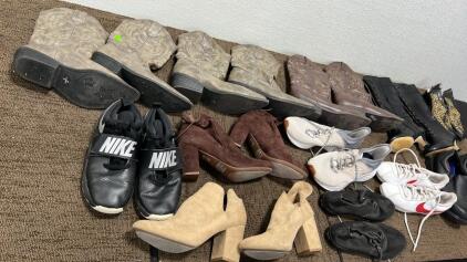 (14) Assorted Pair Of Women&rsquo;s and Men Shoes & Boots Brands Like Nike ,Vans ,Rova & More.
