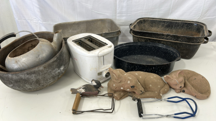(2) Aluminum Rectangle Pan (2) Speckled Enamel Steel Roasting Pan (1) Gold Toast Toaster & More