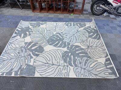 (1) 6&rsquo;6&rdquo; x 9&rsquo; BroyHill Collection Outdoor Area Rug