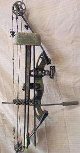Carrol Graphite Genesis Series 3D Dominator Trebark PSE (Precision Shooting Equipment) Compound Bow With 3 Arrows